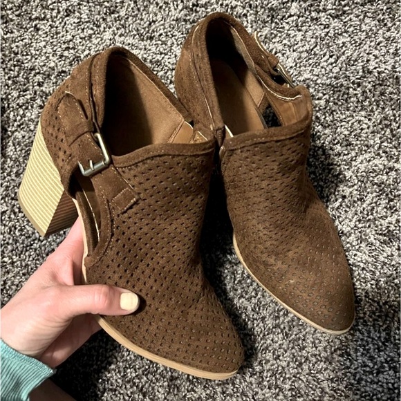 Shoes - Size 8 brown heel boots